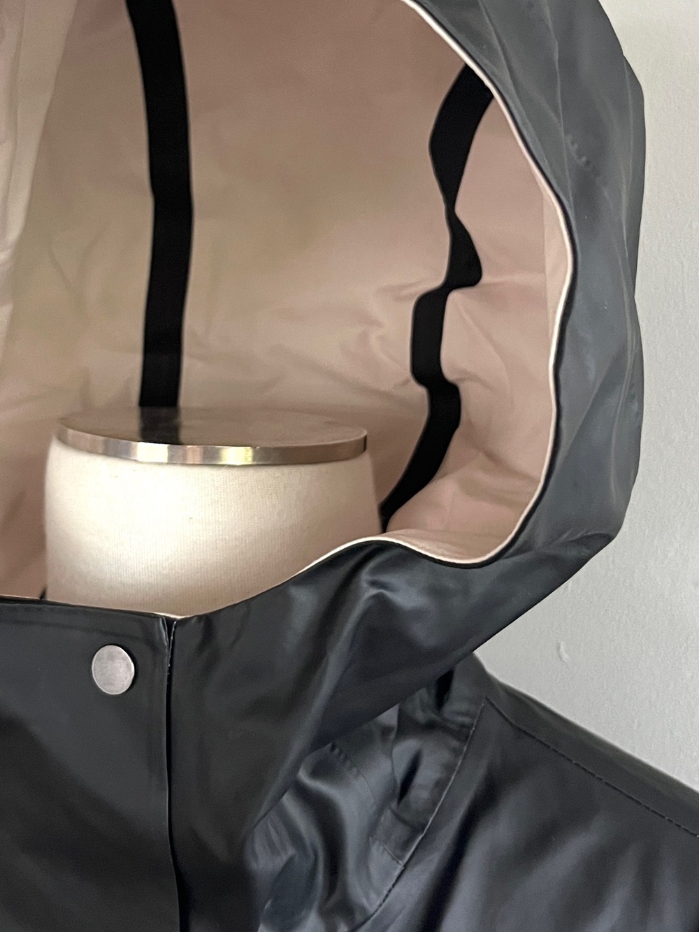 Lululemon Into The Drizzle Rain Jacket in black (6) - Picture 4 of 9